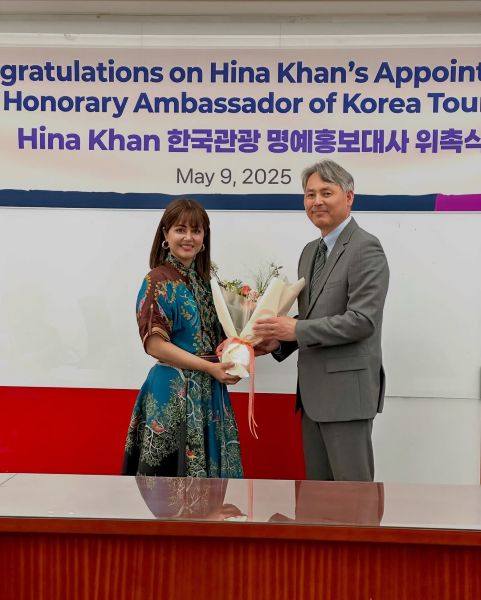 Hina Khan receiving honour by a Government of Korea official