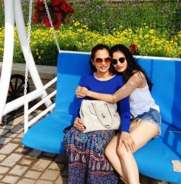 Manushi Chillar with her mother