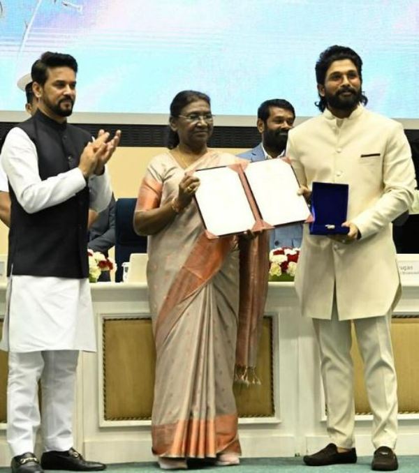 Allu Arjun while receiving the National Film Award from the President of India Droupadi Murmu