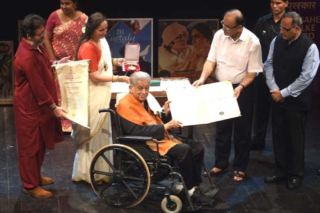 Shashi-Kapoor-receiving-Dada-Saheb-Falke-Award