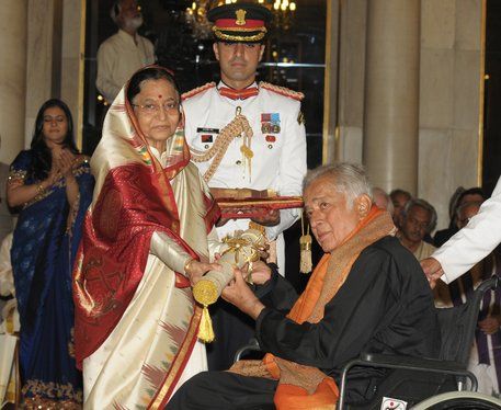Shashi-Kapoor-receiving-Padma-Bhushan-from-the-President