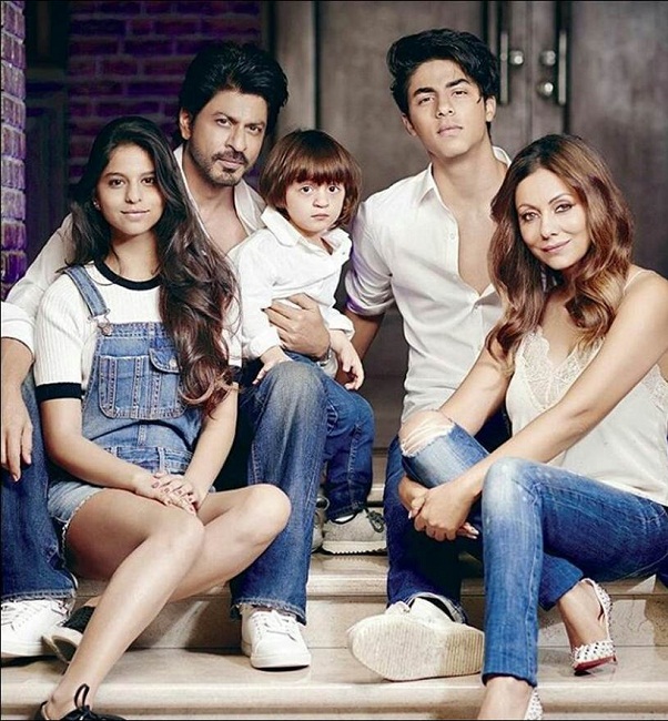 suhana-khan-with-family