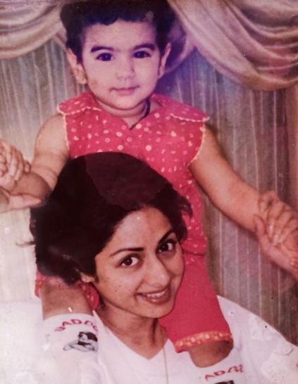 Khushi Kapoor in childhood with her mother