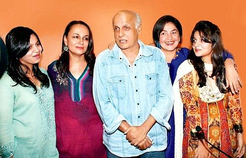 Alia Bhatt with her parents and sisters