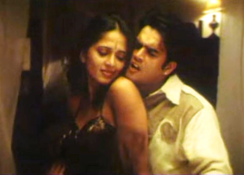 Anushka Shetty (as Jothi) and Madhavan (as Shakthi, Kannan) in Tamil film Rendu (2006)