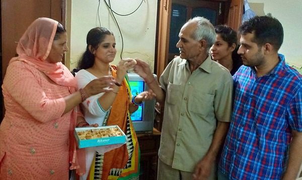 Anu Kumari celebrating her success with her family members