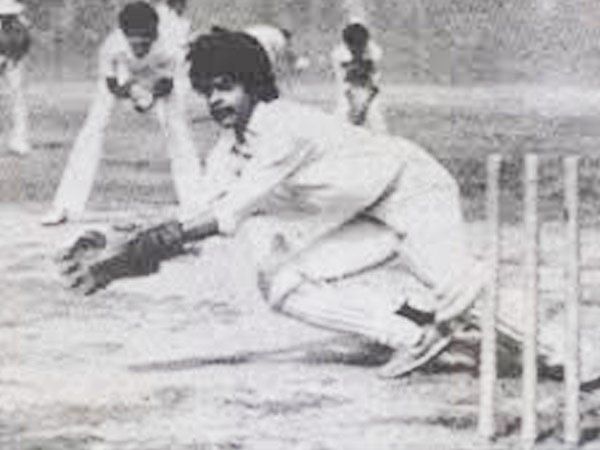 Shah Rukh Khan playing cricket in his school days