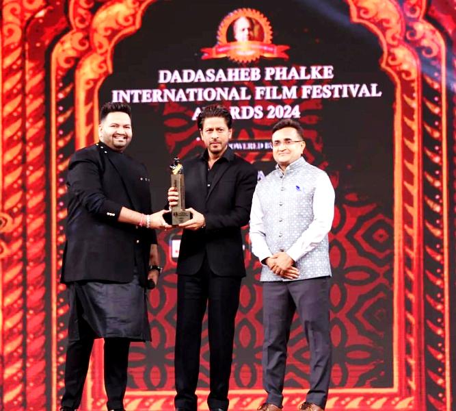 Shah Rukh Khan while receiving an award at the 2024 Dadasaheb Phalke International Film Festival Awards