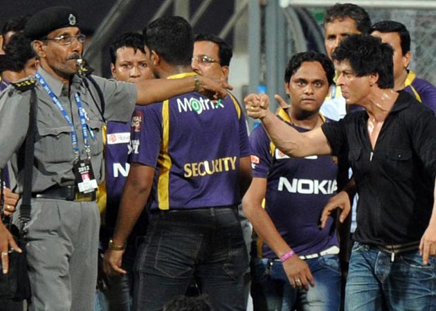 Shahrukh Khan Mistreating A Security Guard During An IPL Match At Wankhede Stadium In Mumbai