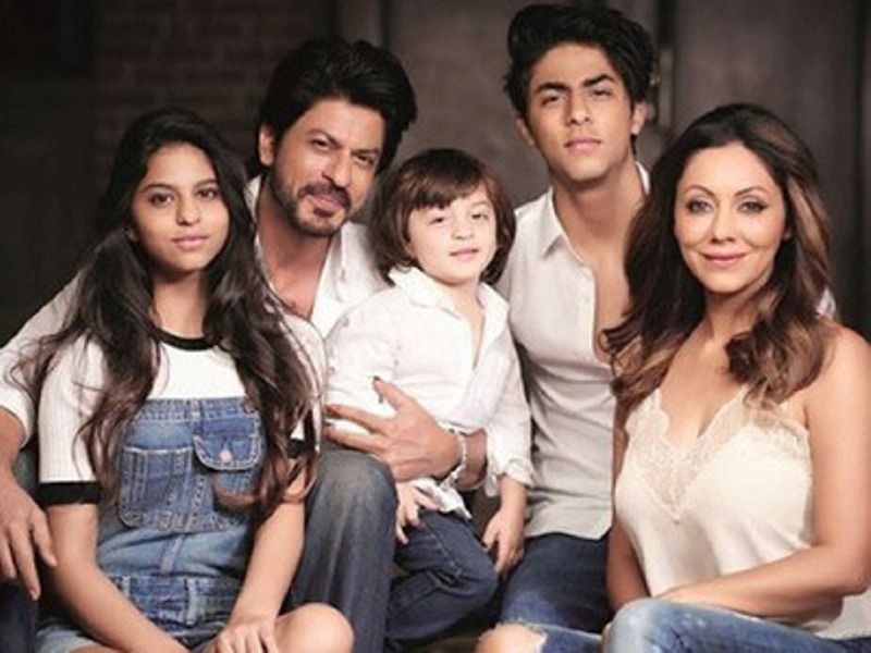 Shahrukh Khan With His Children And Wife