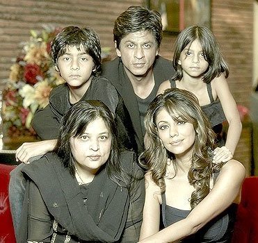 Shahrukh Khan With His Elder Sister Shehnaz And Other Family Members