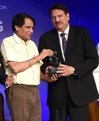Ajay Piramal Receiving Corporate Citizen Of The Year Award