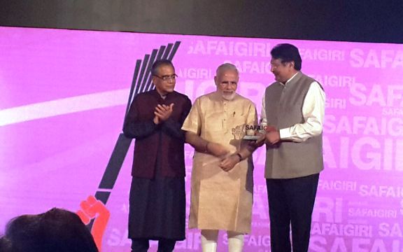 Ajay Piramal Receiving Corporate-Trailblazer Award