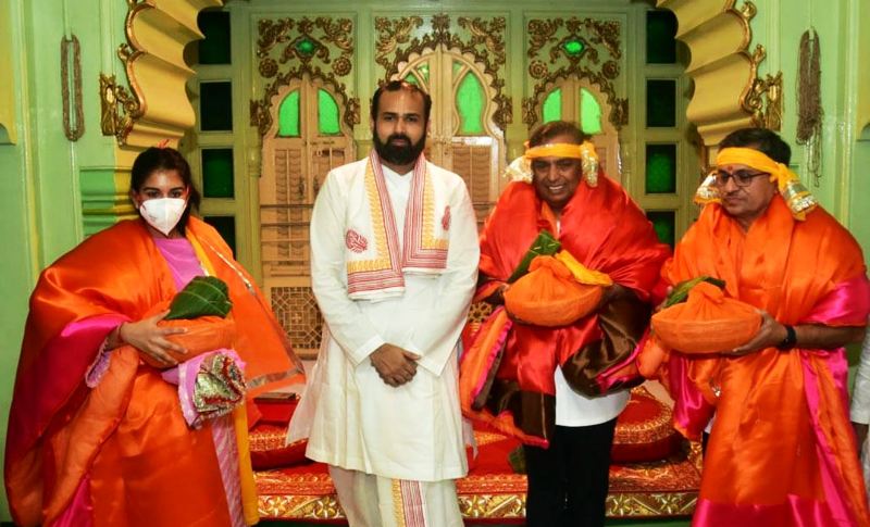 Mukesh Ambani with RIL director Manoj Modi and Radhika Merchant (wearing mask in extreme left) visiting Shrinathji temple in Nathdwara, Rajasthan in 2022