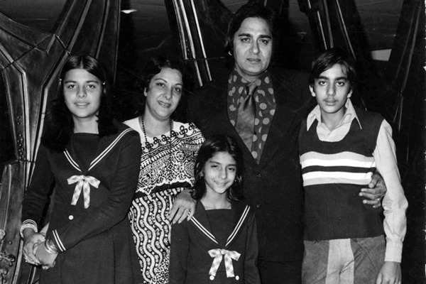 Sanjay Dutt With His Parents And Sisters