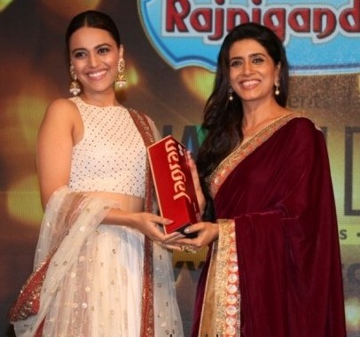 Swara Bhaskar Receiving Award From Indian Actress Sonali Kulkarni At The 8th Jagran Film Festival Award Night