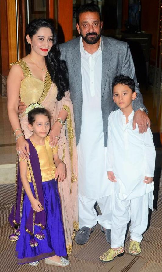 Manyata Dutt And Sanjay Dutt With Their Children