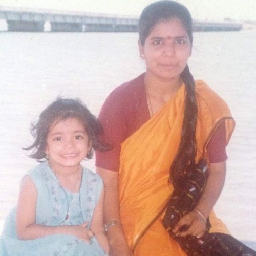 Janani Iyer childhood picture with her mother