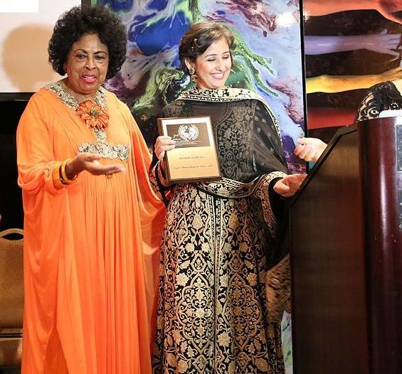 Manisha Koirala Receiving 'Global Officials of Dignity Award'
