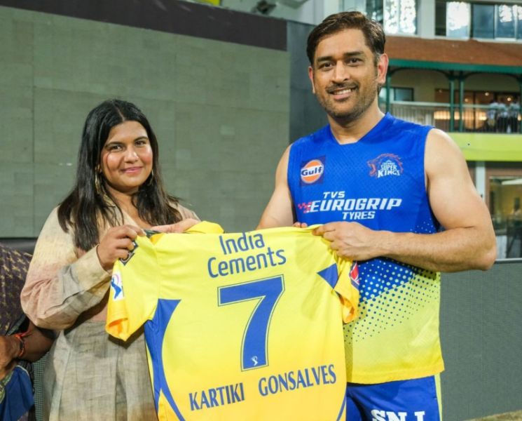 Chennai Super Kings captain Mahendra Singh Dhoni presenting a personalised jersey to Kartiki Gonsalves on 9 May 2023