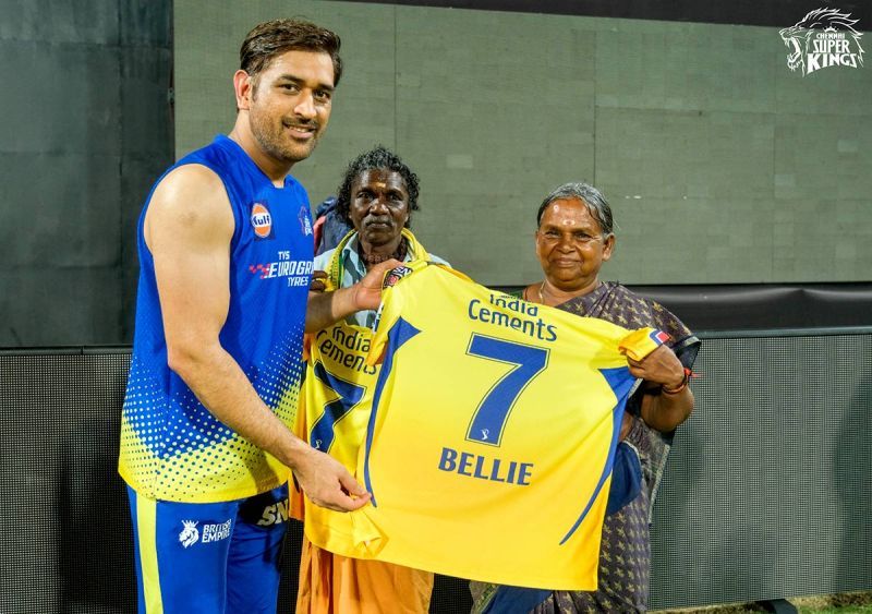 Chennai Super Kings captain Mahendra Singh Dhoni presenting the jerseys to Bomman and Bellie on 9 May 2023
