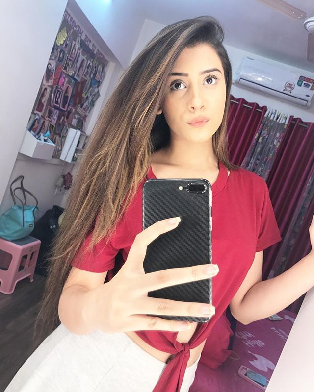 Hiba Nawab taking selfie