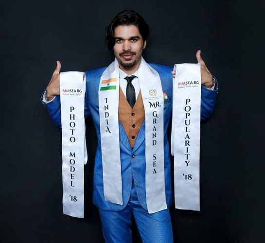 Shiyas Kareem holding the titles