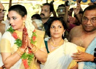 Shweta Menon with her parents