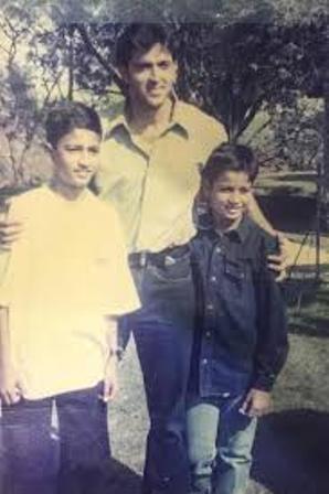 Sunny Kaushal Childhood Picture With His Brother And Hrithik Roshan