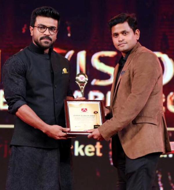 Ram Charan being felicitated with the Youth Icon of India Award