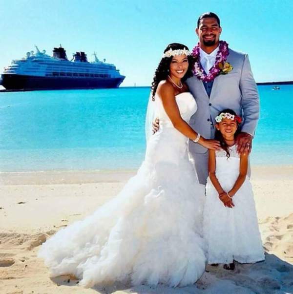 Roman Reigns with his wife and daughter