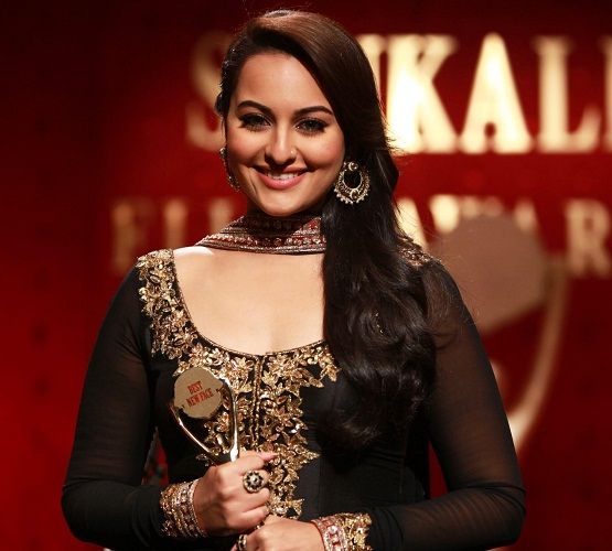 Sonakshi Sinha posing with the Best New Face award