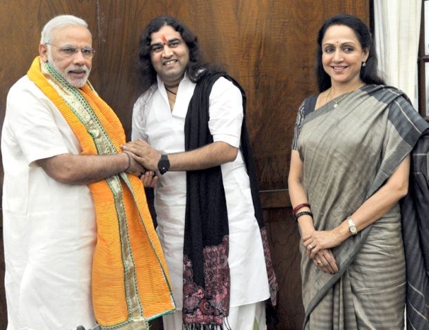 Devkinandan Thakur with Narendra Modi and Hema Malini
