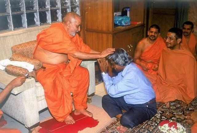 Abdul Kalam receiving blessing from Pramukh Swami