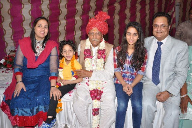 Mahashay Dharampal Gulati with his grandson and his family