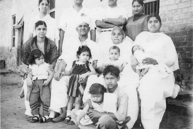 Old photo of Mahashay Dharampal Gulati's family