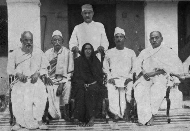 Patel mother with her five son, Sardar Patel at extreme right