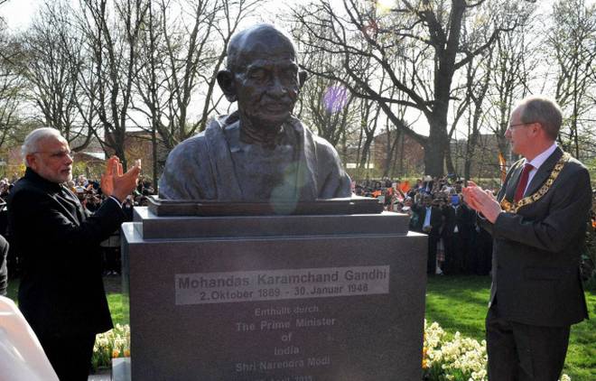 Prime Minister Narendra Modi unveiling the bust of Mahatma Gandhi on 13 April 2015 in Hannover, Germany