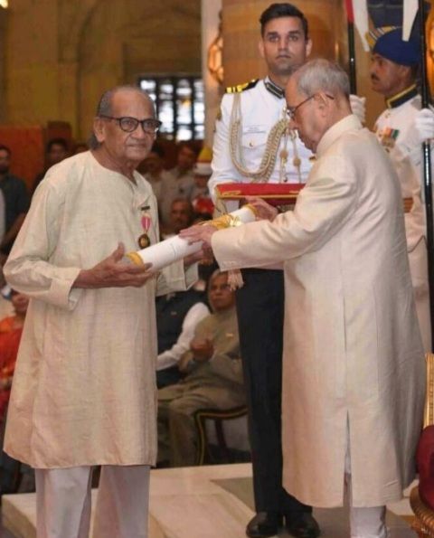 Ram V Sutar receiving Padma Bhushan in 2016