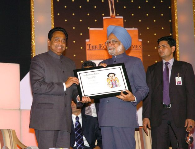 Kamal Nath receiving Business Reformer of the year Award by Manmohan Singh