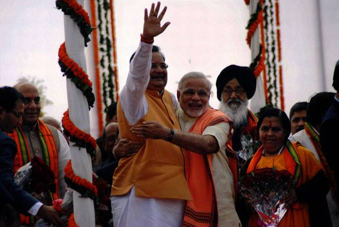 Narendra Modi greets Raman Singh after he was sworn-in as the Chief Minister of Chhattisgarh
