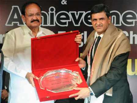 Prakash Padukone receiving BAI Lifetime Achievement Award
