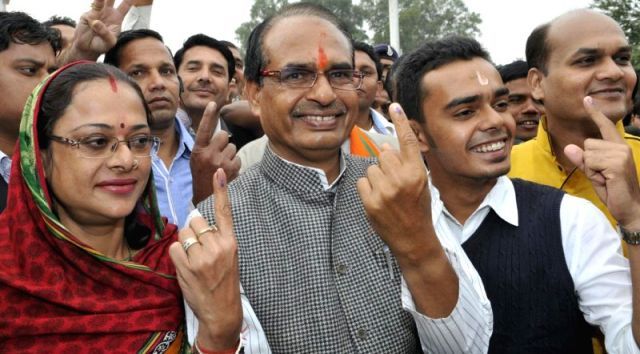 Shivraj Singh Chouhan with his family after casting vote in 2013