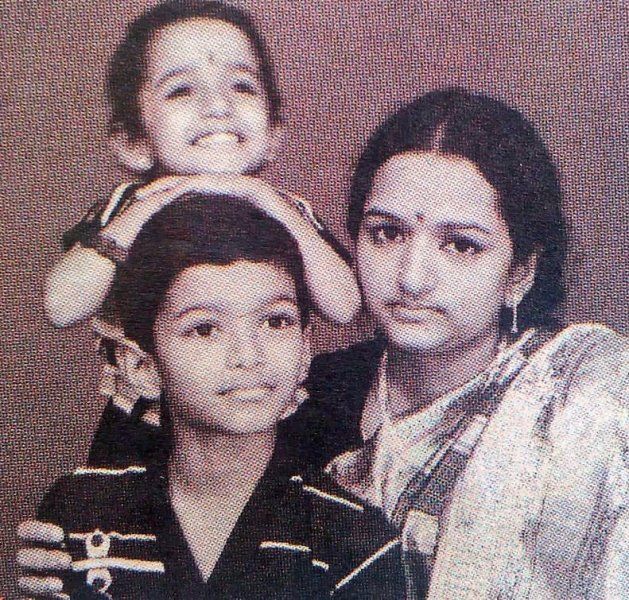Vijay's childhood picture with his mother and sister