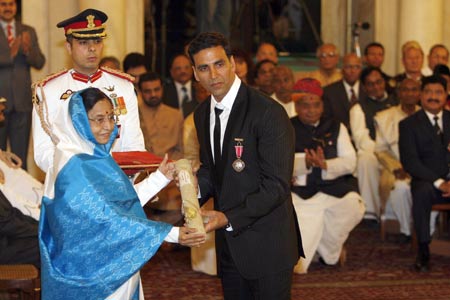 Akshay Kumar receiving Padma Shri Award
