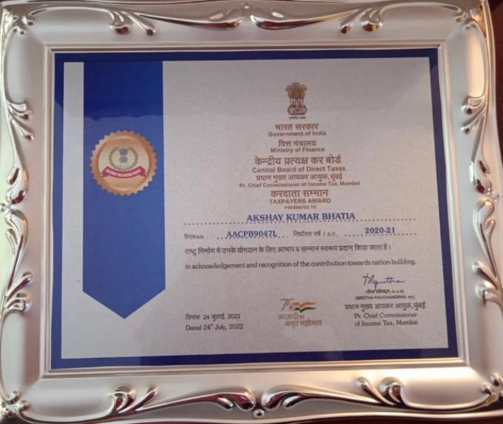 An honorary certificate issued by the Income Tax Department in India to Akshay Kumar for being the highest taxpayer in the country in 2022