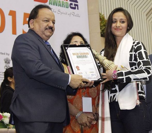Anupriya Kapoor receiving an honour- Delhi Gaurav Award
