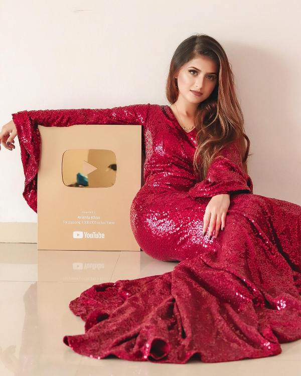 Arishfa Khan with her YouTube Golden Play Button