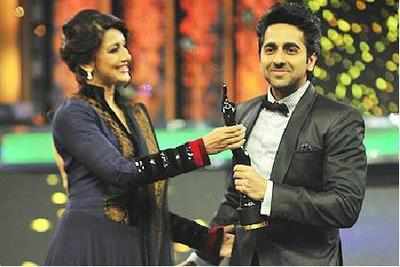 Ayushmann receiving Filmfare award for Vicky Donor
