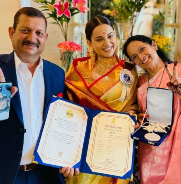 Kangana Ranaut posing with her National Film Award for her films Panga (2020) and Manikarnika The Queen of Jhansi (2019) along with her parents